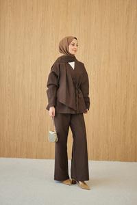 Gizli Düğme Detay V Yaka Takım Kahverengi