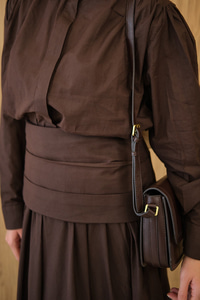 Gizli Düğmeli Beli Kuşaklı Gömlek Yaka Takım Kahverengi