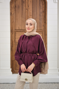 Gizli Düğmeli Hakim Yaka Bel Bağlamalı Gömlek Mürdüm