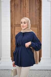 Gizli Düğmeli Hakim Yaka Bel Bağlamalı Gömlek Lacivert