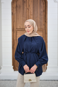 Gizli Düğmeli Hakim Yaka Bel Bağlamalı Gömlek Lacivert