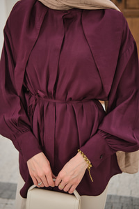 Gizli Düğmeli Hakim Yaka Bel Bağlamalı Gömlek Mürdüm