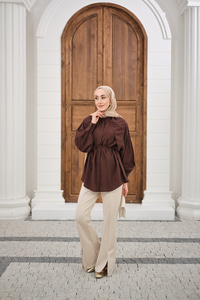 Gizli Düğmeli Hakim Yaka Bel Bağlamalı Gömlek Kahverengi