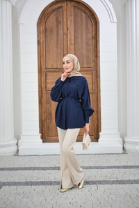 Gizli Düğmeli Hakim Yaka Bel Bağlamalı Gömlek Lacivert