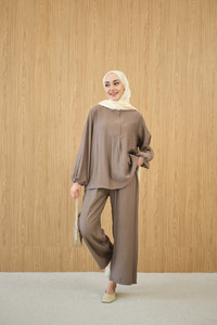 Gizli Fermuar Detaylı Müslin Takım Vizon