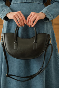 Gold Detay Deri Görünümlü Gondol Çanta Siyah