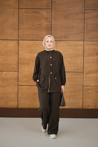 Gold Düğmeli Çift Cepli Fermuarlı Takım Kahverengi