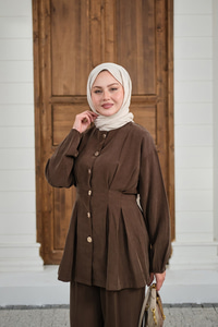 Gold Düğmeli Pileli Pantolonlu Takım Kahverengi