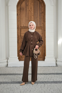 Gold Düğmeli Pileli Pantolonlu Takım Kahverengi