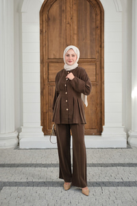 Gold Düğmeli Pileli Pantolonlu Takım Kahverengi