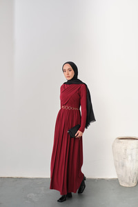 Gold Kemerli Pile Detay Elbise Bordo