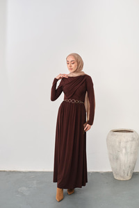 Gold Kemerli Pile Detay Elbise Kahverengi