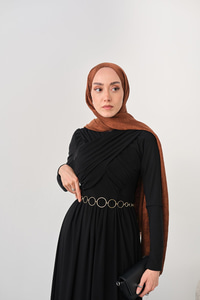 Gold Kemerli Pile Detay Elbise Siyah