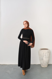 Gold Kemerli Pile Detay Elbise Siyah