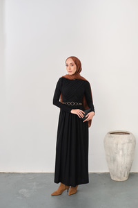 Gold Kemerli Pile Detay Elbise Siyah