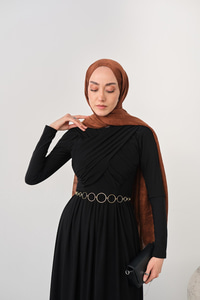 Gold Kemerli Pile Detay Elbise Siyah