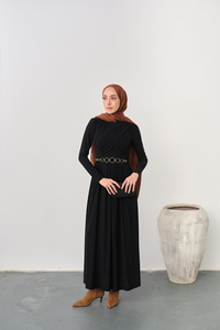 Gold Kemerli Pile Detay Elbise Siyah