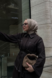 Gömlek Yaka Gizli Düğmeli Nakışlı Çift Cep Etekli Takım Kahverengi