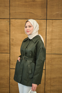 Gömlek Yaka Toka Düğme Detay Kemerli Astarlı Regular Gabardin Trenç Yeşil