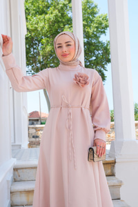 Gül Broşlu Bel Bağlamalı Elbise Bej