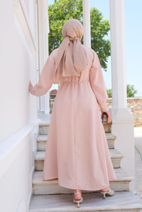 Gül Broşlu Bel Bağlamalı Elbise Bej