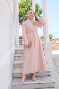 Gül Broşlu Bel Bağlamalı Elbise Bej