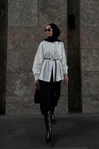 Hakim Yaka Pile Detay Çiçek Düğmeli Deri İp Kemerli Regular Poplin Gömlek Beyaz