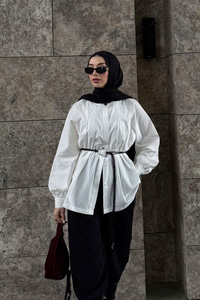 Hakim Yaka Pile Detay Çiçek Düğmeli Deri İp Kemerli Regular Poplin Gömlek Beyaz