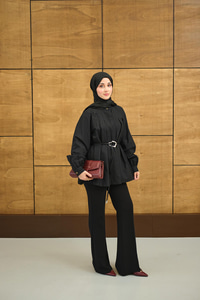 Hakim Yaka Pile Detay Çiçek Düğmeli Deri İp Kemerli Regular Poplin Gömlek Siyah