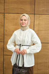 Hakim Yaka Pile Detay Çiçek Düğmeli Deri İp Kemerli Regular Poplin Gömlek Beyaz