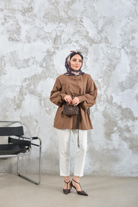 Hakim Yaka Pile Detay Çiçek Düğmeli Deri İp Kemerli Regular Poplin Gömlek Kahverengi