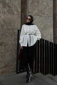 Hakim Yaka Pile Detay Çiçek Düğmeli Deri İp Kemerli Regular Poplin Gömlek Beyaz