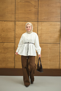 Hakim Yaka Pile Detay Çiçek Düğmeli Deri İp Kemerli Regular Poplin Gömlek Beyaz