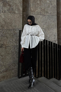 Hakim Yaka Pile Detay Çiçek Düğmeli Deri İp Kemerli Regular Poplin Gömlek Beyaz