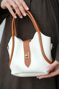 İki Renk Tokalı Çanta Bej