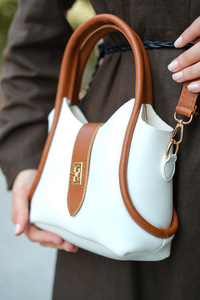 İki Renk Tokalı Çanta Beyaz