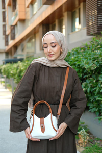 İki Renk Tokalı Çanta Beyaz