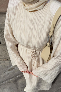 Kabartma Kumaş Vatkalı Elbise Krem