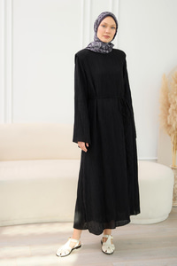 Kabartma Kumaş Vatkalı Elbise Siyah