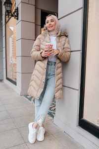 Kapüşonu Kürklü Şişme Mont Krem