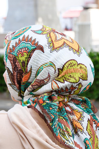 Karışık Çiçek Desen Pliseli Esarp Kahverengi