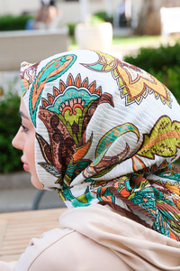 Karışık Çiçek Desen Pliseli Esarp Kahverengi