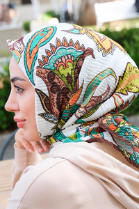 Karışık Çiçek Desen Pliseli Esarp Kahverengi