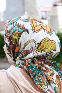 Karışık Çiçek Desen Pliseli Esarp Kahverengi