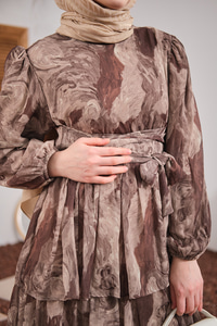 Kat Kat Detay Kuşaklı Astarlı Şifon Elbise Kahverengi