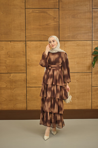 Kat Kat Dökümlü Şifon Elbise Kahverengi