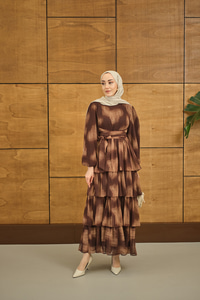 Kat Kat Dökümlü Şifon Elbise Kahverengi