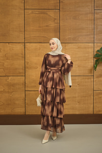 Kat Kat Dökümlü Şifon Elbise Kahverengi