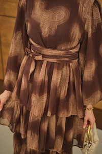 Kat Kat Dökümlü Şifon Elbise Kahverengi