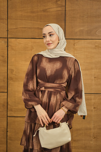 Kat Kat Dökümlü Şifon Elbise Kahverengi